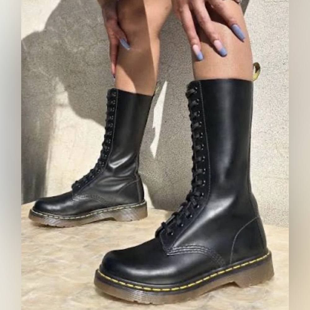 RARE Dr. Martens Doc 14 Eye Smooth Leather Tall Black Boots 11856 Womens 7 EUC